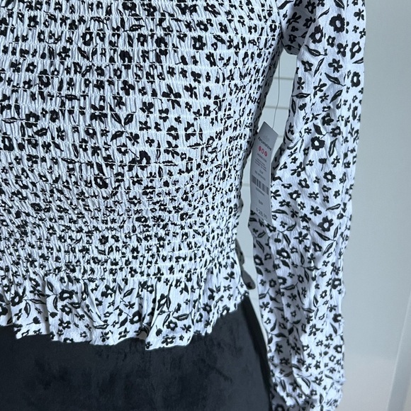 NWT Women's Black and White Floral Smocked Top - Picture 4 of 4